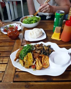 Medium sized mixed plate, bun and set dish at Quan Chay Dam in Hoi An