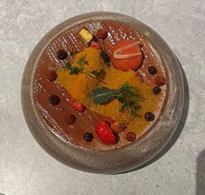 Dish with strawberries at Hotel Sainte-Victoire Restaurant in Vauvenargues