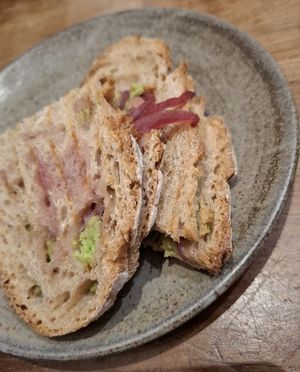 Guacamole toast at Murmure in Versailles