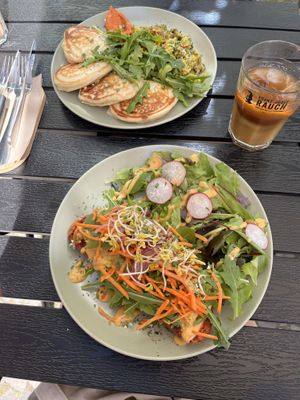 Pancake Frühstück (deftig mit veganen Ei) & belegtes Brot mit veganen Ei und Bacon  at Oats & Coffee in Stralsund