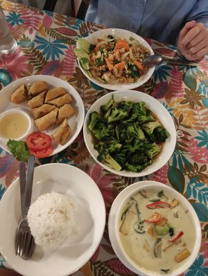 Vegan Springrolls, Brocoli in Soybean Sauce, Green Curry with Tofu & Rice, Fried Vegetable Rice at KAPOW! in Koh Chang