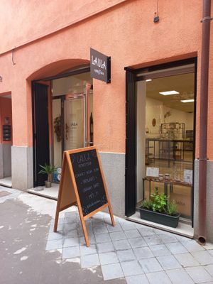 Follow the scent of freshly baked cookies — you’ll find LAULA right next to the Municipal Market, in the heart of Sant Feliu de Guíxols 🤎 at LAULA Rebosteria in Sant Feliu De Guixols