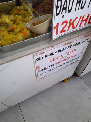 Signs are in Vietnamese only at Thôi Kệ in Ho Chi Minh City