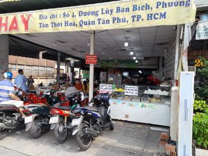 Looking in outside at Thôi Kệ in Ho Chi Minh City