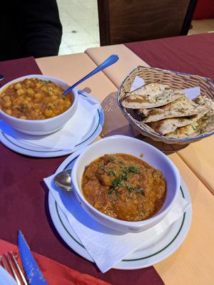 2 different curries and garlic naan at Zayka in Gran Canaria