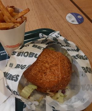 Fastfood, con ingredienti biologici. Hanno 4 opzioni vegetariane ed 1 opzione vegana. Burger e patatine molto buoni. Bevande alla temperatura giusta e non annacquate. at Bioburger in Versailles