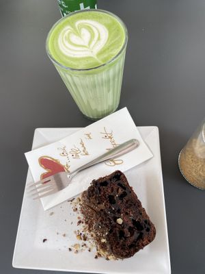 Matcha Latte y bizcocho de chocolate   at Coffee U-Boot in Vienna
