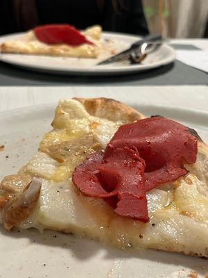 gorgonzola vegano, mozzarella vegana, funghi porcini e affettato vegano   at Languorino in Cesena