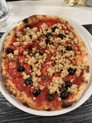 Pizza con pomodoro, olive, capperi, pomodorini e tonno vegan   at Languorino in Cesena