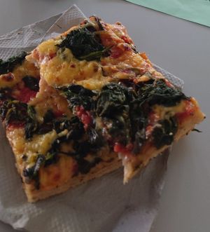 Stück von veganer Spinat Partypizza at Pizzeria Corona in Dortmund