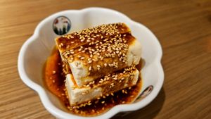 Tofu in handmade souce at Qingchunli in Hangzhou