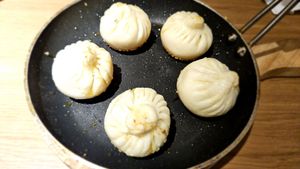 Pan fried bun at Qingchunli in Hangzhou