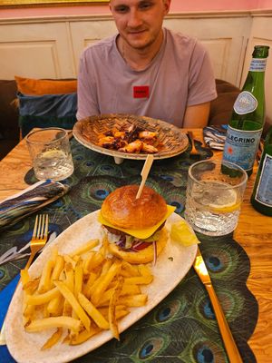 Vegan burger for me and a non vegan dish for my partner at MALQUERER in Sevilla