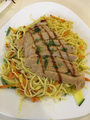 "chicken" with noodles at Loving Hut - Warynskiego in Warsaw