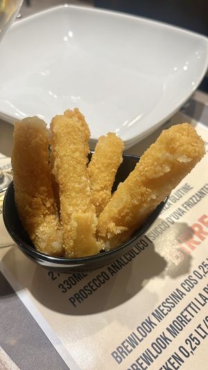 Sticks di mozzarella fritti  at Arrecrià Bistrot in Naples