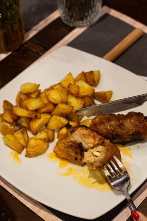 Non-chicken thighs with roasted potatoes at Arrecrià Bistrot in Naples