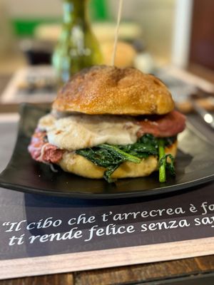 Il Napoletano: sausage, friarielli and provola at Arrecrià Bistrot in Naples