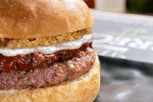 Napoli: meatball burger, deconstructed parmigiana, melting smoked cheese, and crispy Gondino cheese crumbs at Arrecrià Bistrot in Naples