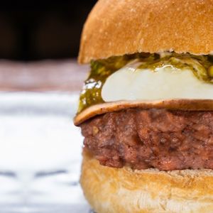 Botta Mbronte: pistachio grains, pistachio cream, mortadella, stracciatella cheese, and 180g burger at Arrecrià Bistrot in Naples