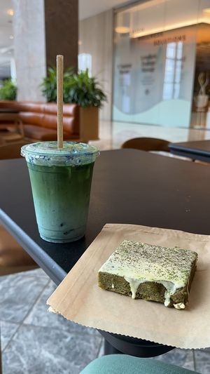 Matcha with butterfly pea Power and matcha brownie  at Matchaful - Brookfield Place in New York City