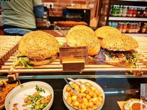 Burger at Land & Monkeys - Montmartre in Paris