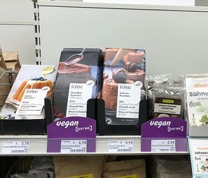 Well marked vegan baking chocolate   at Tagwerk Biomarkt Freising in Freising