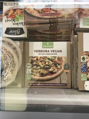 Vegan pizza  at Tagwerk Biomarkt Freising in Freising