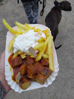Pommes Currywurst & (zu viel) Majo at Die Vegane Fleischerei - Hamburg in Hamburg