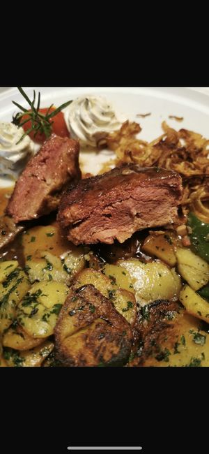 Pflanzliches Steak, Bratkartoffeln, Röstzwiebeln  at Linde in Hochst