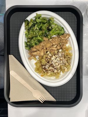 Broccoli, tofu with peanut sauce (what a highlight) and basmati rice with sumac and cashews #Veganuary at La Radice in Udine