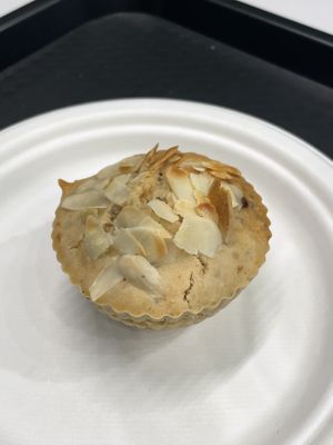 Vanilla, almond and white chocolate muffin #Veganuary at La Radice in Udine