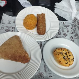 Experimentei mais salgados, e são muito bons e num tamanho ok! at Espaço Café in Sao Paulo