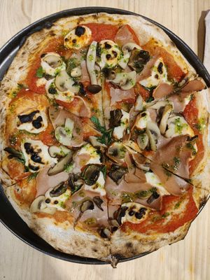 Isabella ham pizza at Domo in Barcelona