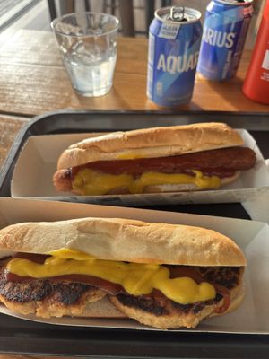 Vegan burger 4€ vegan hotdog 3,5€ or so. November/2024. You can optionally add toppings too  at Frankfurt Mailo's Platja  in Castelldefels