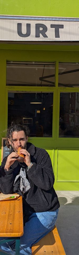 Choco horn 7.5/10 wanted to try one of these for long time but not found a vegan version till now at URT 유알티 in Seoul