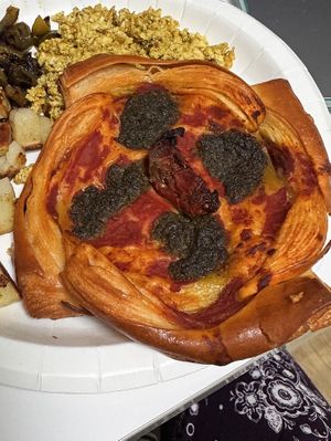 They also sell mini tomato basilic tart/pizza, also really good which 5/6000 won (3,5/4€)  at URT 유알티 in Seoul