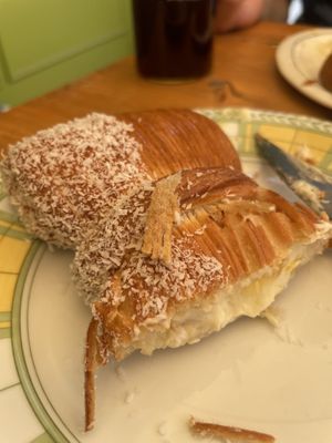 It has mango & passion fruit cream   at URT 유알티 in Seoul