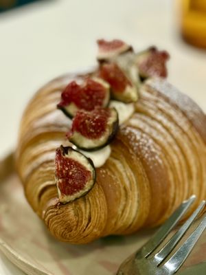 The best croissant with cream & fig  at URT 유알티 in Seoul