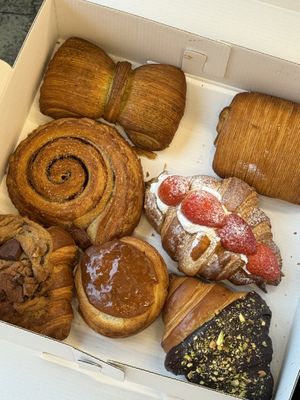 URT bread box with 6 choices. 1 bread is given by owner on the house. Thank you so much!   at URT 유알티 in Seoul