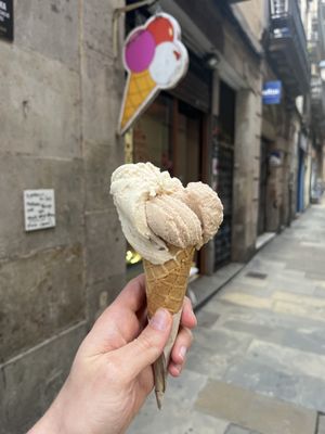 Hazelnut & cinnamon flavors  at Gocce di Latte Vegana in Barcelona