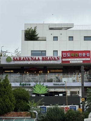 Proudly says Indian Vegan outside of building in Korean  at Saravanaa Bhavan in Seoul