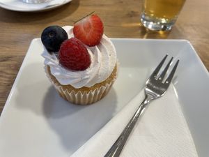 Vanilla-Banana Cupcake  at Omas Kuchen in Koblenz