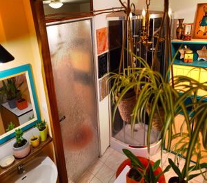 Shared bathroom at OASIS 28 in Chartres