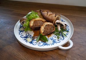 MUSHROOM ROULE
Almond square
and its infused milk
Mushroom-filled non-gluten paste. Seitan stuffing with chestnuts and olives. Watercress and thyme salad. at OASIS 28 in Chartres