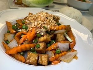 Garlic Entree: Tofu, Garlic, Carrots, Scallions, Onions, Snow Peas in Garlic Sauce at Thai Table in Grand Rapids