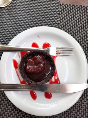 Torta de chocolate com geleia de morango at Rango Vegan in Salvador