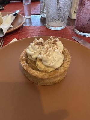 Bouffe de banana com doce de leite de soja, chantilly vegetal e canela  at Rango Vegan in Salvador