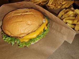 Cheeseburger at VINCENT in Munich