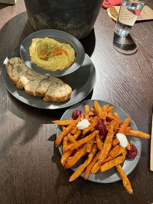 Hummus and sweet potato fries  at Superfuüd - Pez in Madrid