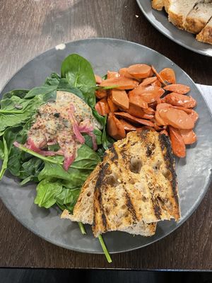 Sausage, spinach and bread  at Superfuüd - Pez in Madrid
